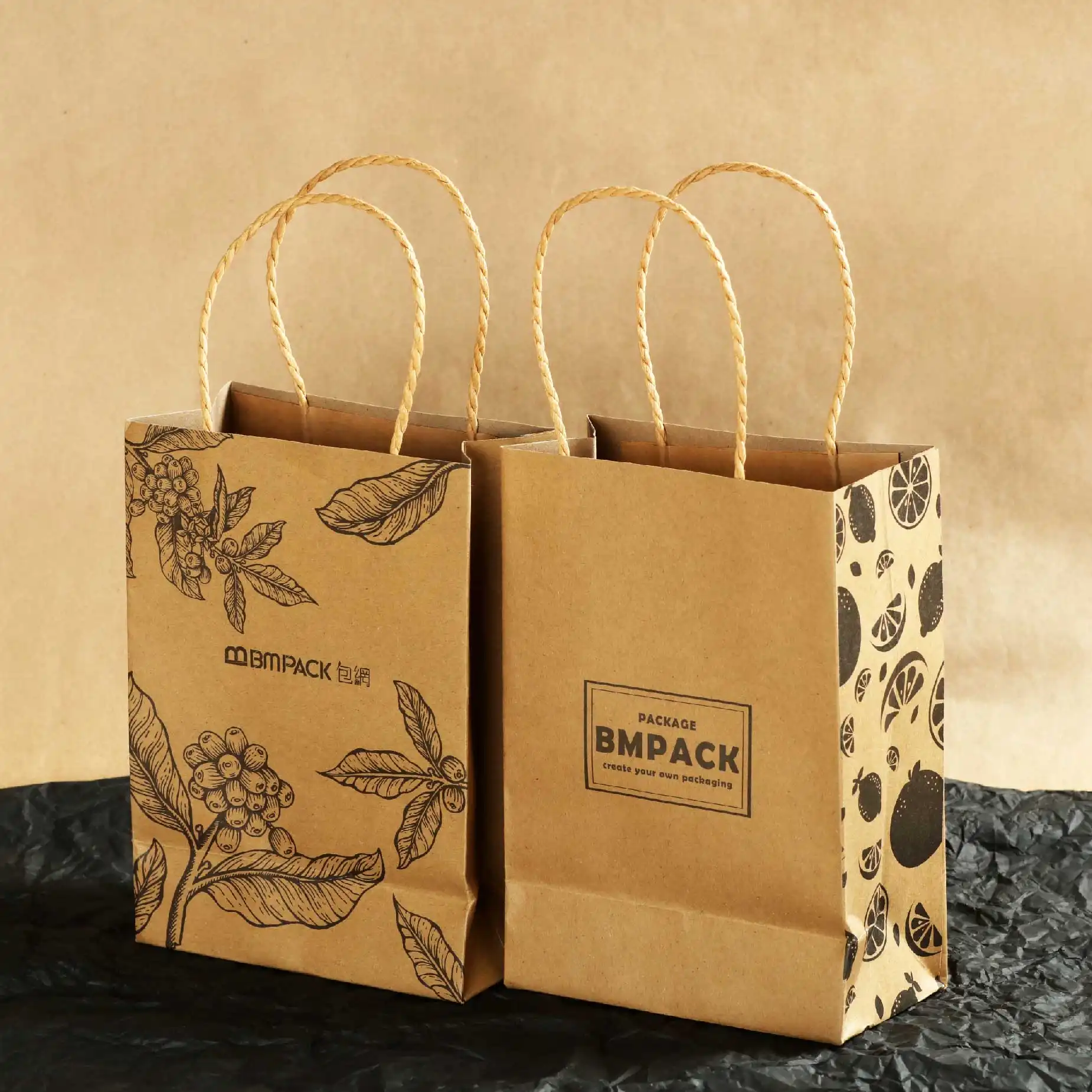 產品樣版3: 兩個牛皮紙袋展示了正面背面及側面並印有“BM Pack包網”