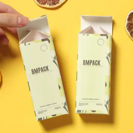 兩個盒上印有"BM Pack"字樣的淺黃色雙插盒包裝設計。