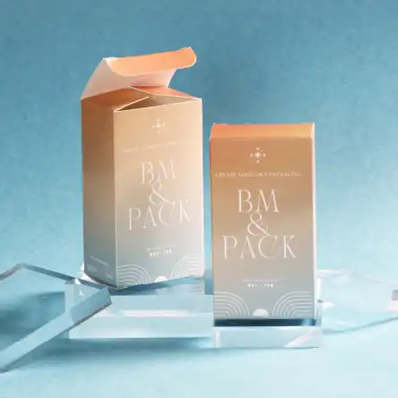 兩個盒上印有"BM & Pack"字樣的淺橙色雙插盒包裝設計。