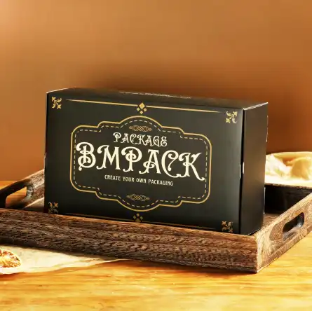 一個以黑色為主的翻蓋摺盒，而盒上印有"Package BMPACK"的字樣。