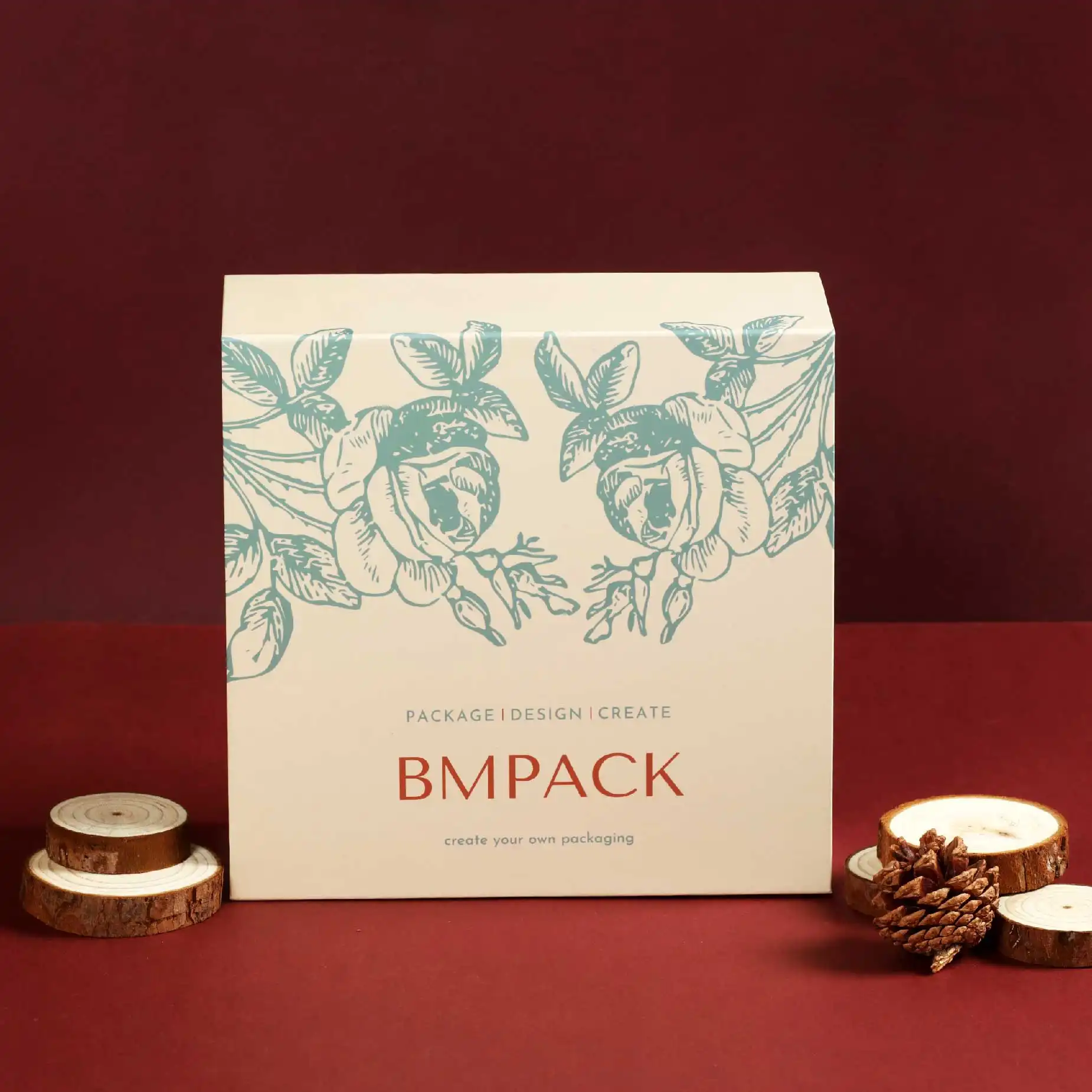 在深紅色的背景下，擺放了一個米白色的磁石書型硬盒，盒面印有"BM Pack"字眼和淺綠色的植物圖案，而盒的左右放置了少量原木片作為裝飾。