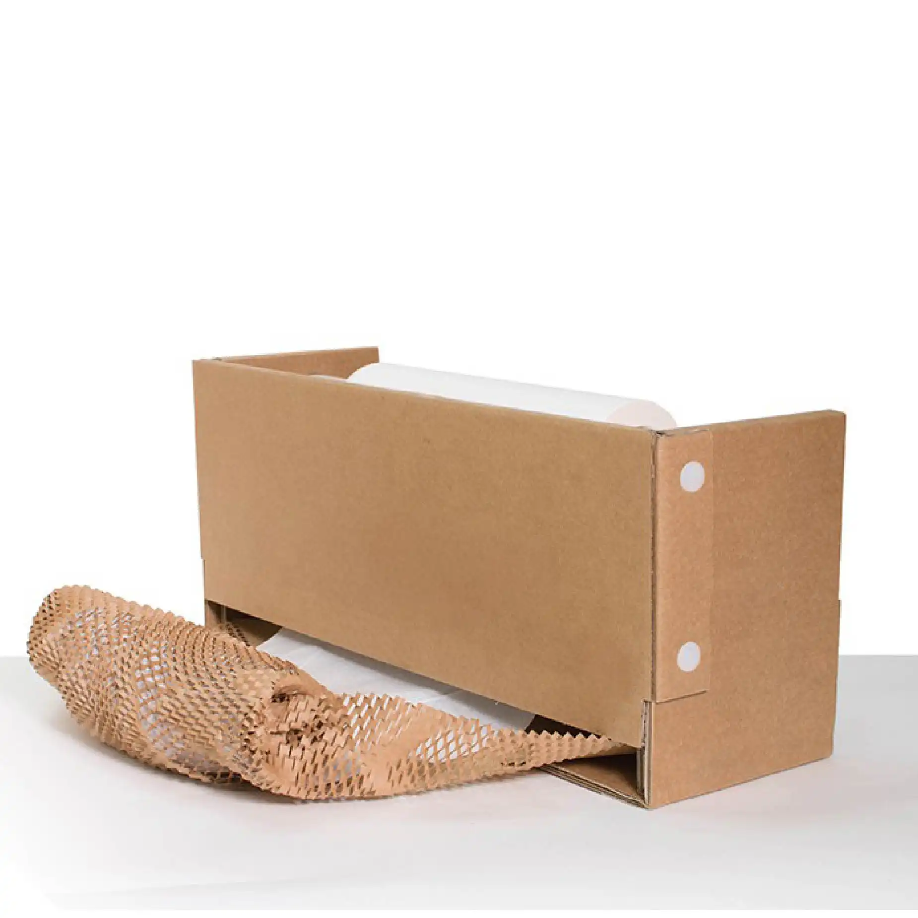 在白色的背景下，用蜂巢包裝紙套裝包裝酒類產品的過程。